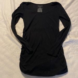 Women’s maternity Old Navy solid black long sleeved shirt.